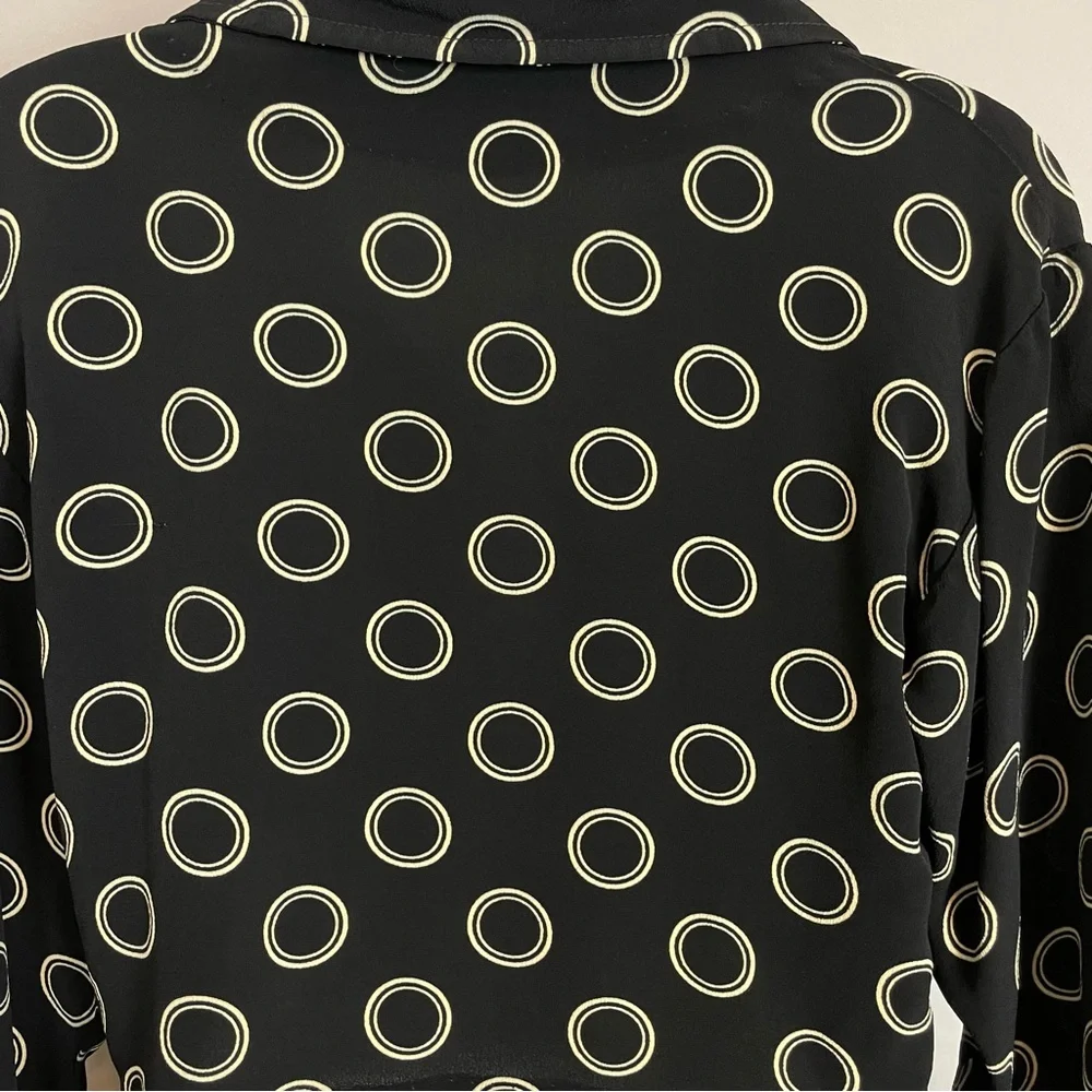 Betsey Johnson Cropped Blouse Black Circle Pattern Tie Front Rayon Size Medium - Picture 14 of 16